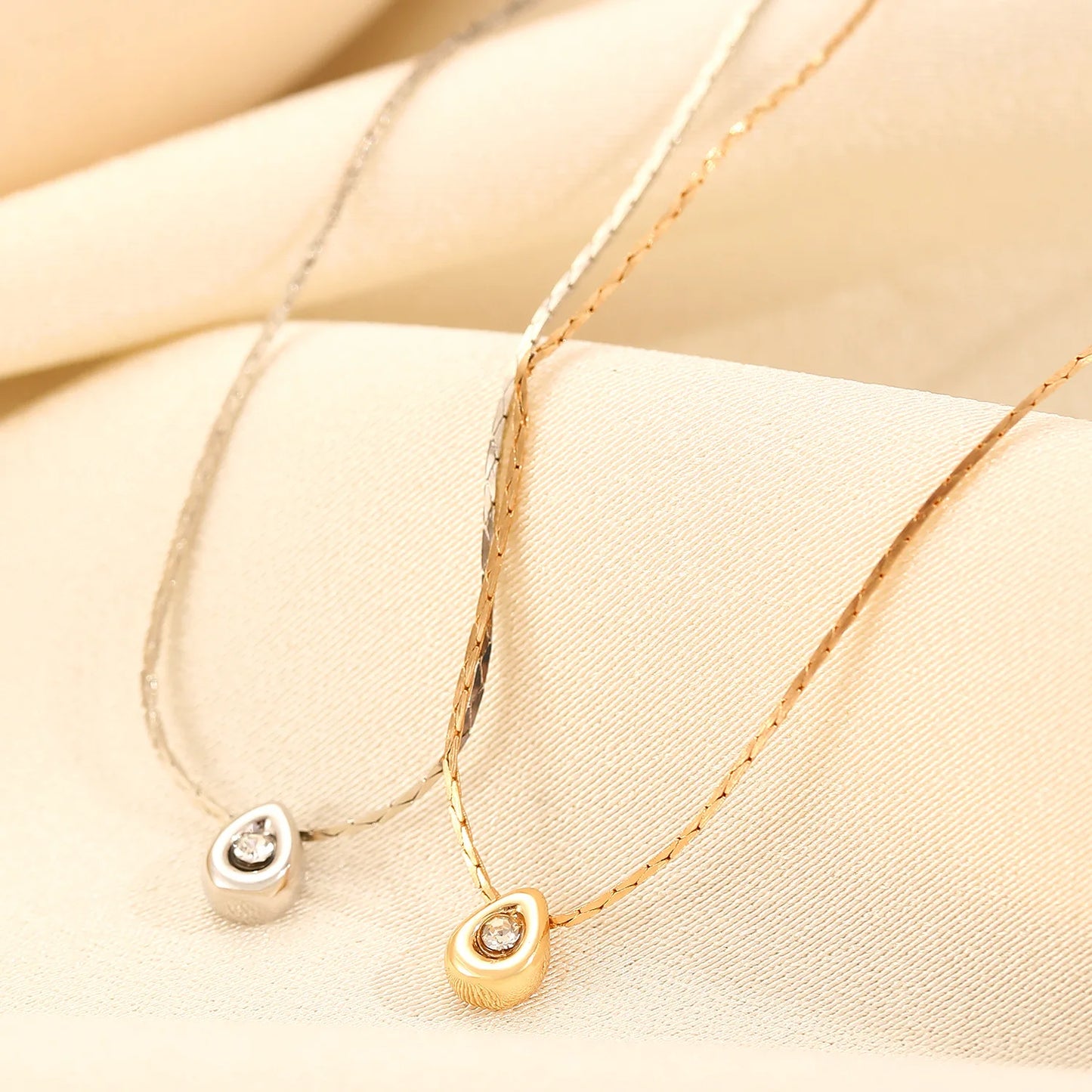 Simple Fashion Water Drop Small Pendant Pearl Necklace For Women Jewelry 2024 Trending New Women's Zircon Collarbone Necklaces